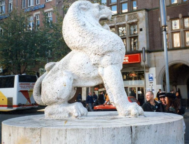 National Monument on Dam Square lion